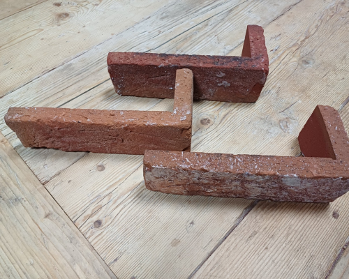 Hoekstrip Rossums Antiek getrommeld dikformaat.