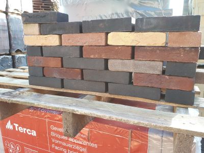 metselstenen waalformaat diverse kleuren gestapeld op een houten pallet