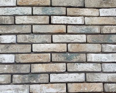 metselstenen chroom handvorm waalformaat op een gemetselde muur