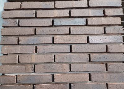 bruine metselstenen in waalformaat gemetseld als voorbeeldmuur