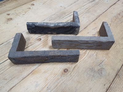 steenstrip hoekmodel grijs voor buitengevel op houten ondergrond