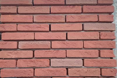 metselstenen dommelrood licht gereduceerd waalformaat handvorm gemetseld op een muur