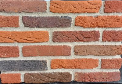 metselstenen waalformaat rood genuanceerd in wildverband op een muur