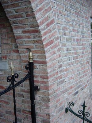 waalformaat metselstenen rood op gemetselde boog en muur buiten