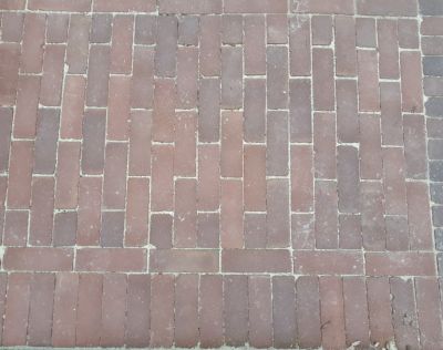 Gebakken dikformaat Geba 4092 rood genuanceerd getrommeld. 49,95 p/m2