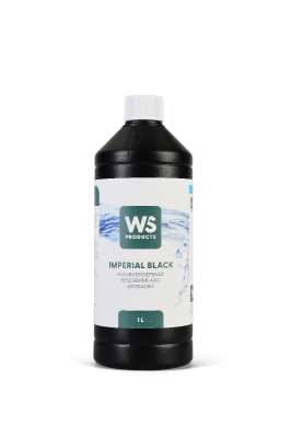 ws imperial black kleurverdieper in zwarte plastic fles op zwarte achtergrond