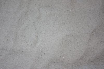 Zilverzand in 25 kg zakken.