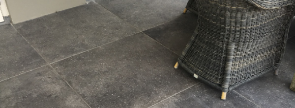 Verschil tussen geïmpregneerde en gecoate betontegels